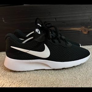 Nike Tanjun woman’s shoes.  Very comfy.